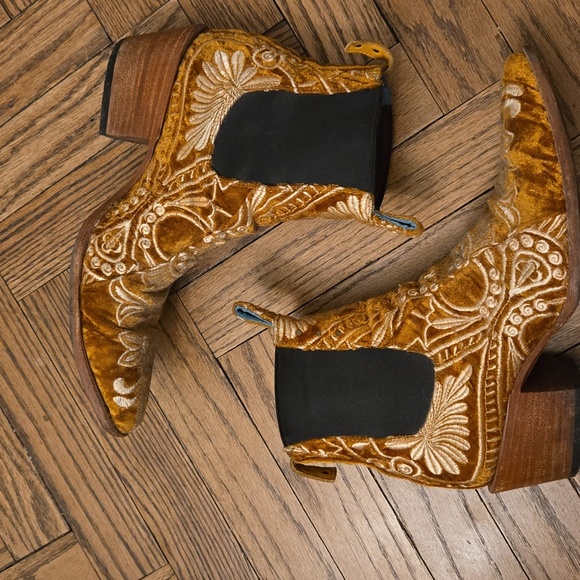Lenni the Label x Pskaufman ~ Gold Embroidered Chelsea Boot - Picture 4 of 11